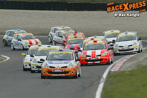 Clio veld wurmt zich door Tarzan bocht